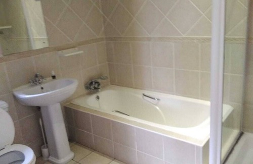Somerset West House | Casa Serena Villa Guest House: Relax by the Pool and Kitchen