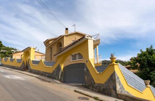 Cubelles Villa | Casa Serenidad: Naturaleza, Jacuzzi & Parking en Cubelles - ES-332-10