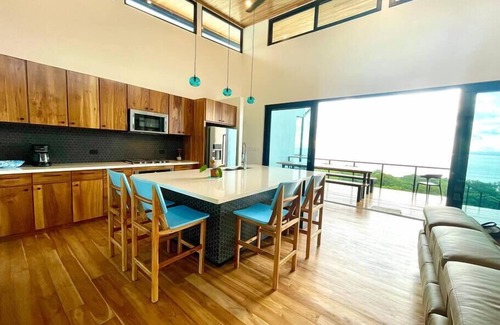 Langostino House | Modern Casa Arriba with Kitchen & Breakfast in Costa Rica