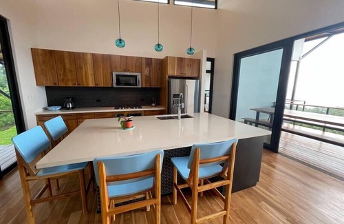 Langostino House | Modern Casa Arriba with Kitchen & Breakfast in Costa Rica