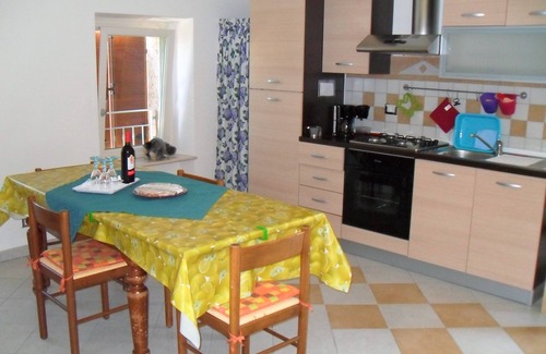 Albisano Apartment | Casa Silvia: Cozy Apartment for 4 in Torri del Benaco