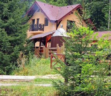 Brasov House | Casa Sinca: Family-Friendly Retreat with Hot Tub & Dining