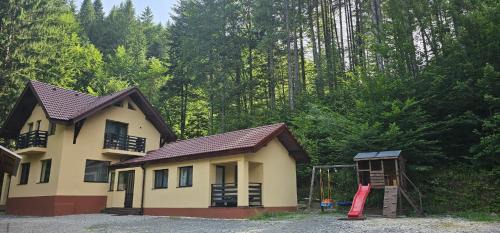 Brasov House | Casa Sinca: Family-Friendly Retreat with Hot Tub & Dining