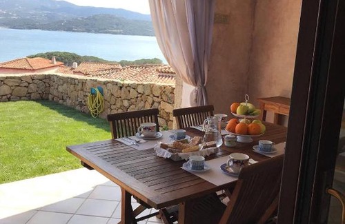La Conia House | Inviting Casa Smeraldo: Family-Friendly Getaway with 9/10 Rating