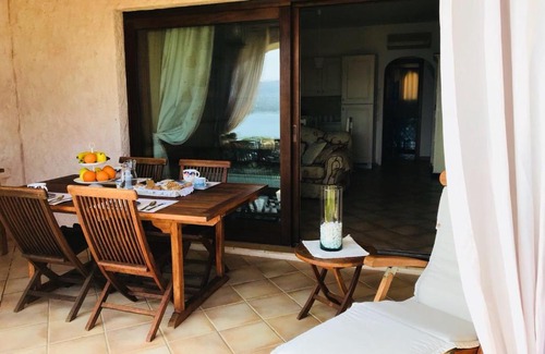 La Conia House | Inviting Casa Smeraldo: Family-Friendly Getaway with 9/10 Rating