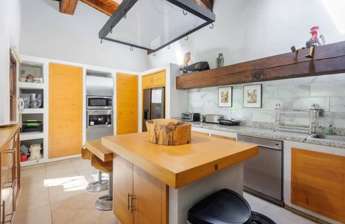 Valle de Bravo House | Discover Casa Socampo: Pool, Paddle Court & Spa Retreat