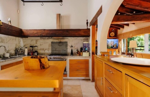 Valle de Bravo House | Discover Casa Socampo: Pool, Paddle Court & Spa Retreat