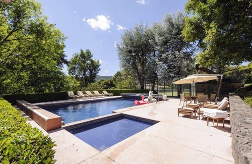 Valle de Bravo House | Discover Casa Socampo: Pool, Paddle Court & Spa Retreat