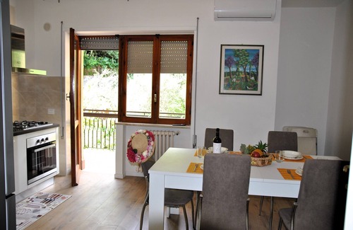 Formia House | Cozy Casa Sofia: Pet Friendly Flat with Kitchen & Breakfast