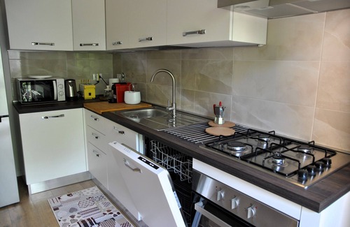 Formia House | Cozy Casa Sofia: Pet Friendly Flat with Kitchen & Breakfast