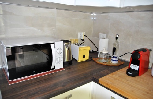 Formia House | Cozy Casa Sofia: Pet Friendly Flat with Kitchen & Breakfast