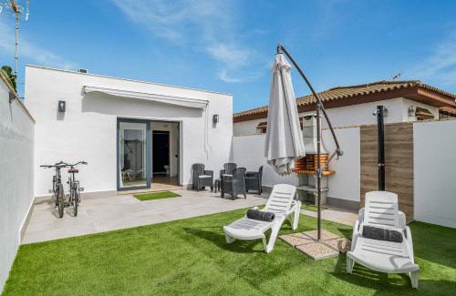 Conil de la Frontera Apartment | Discover Casa Sofia: Pet-Friendly Retreat with Pool Access