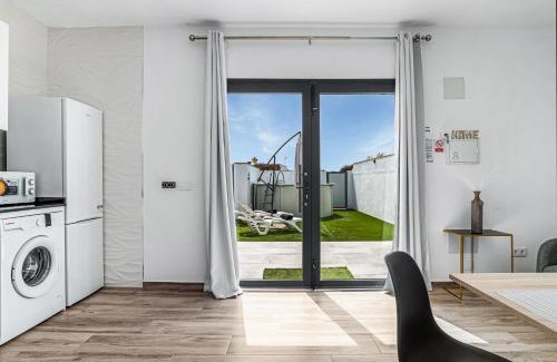 Conil de la Frontera Apartment | Discover Casa Sofia: Pet-Friendly Retreat with Pool Access