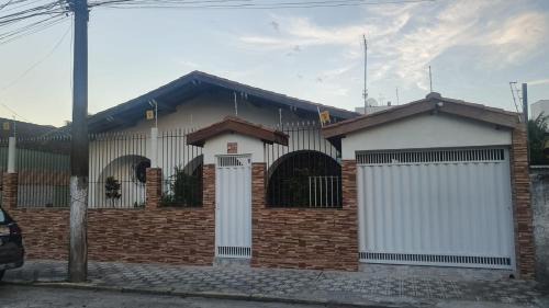 Centro House | Casa Sol Ubatuba - Suítes por Temporada