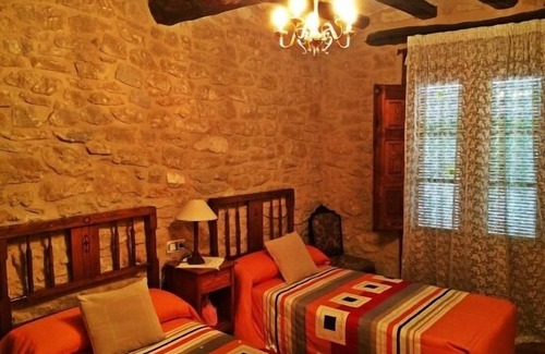 La Fresneda Cottage | Relax in Casa Sole: Wheelchair Accessible Retreat for 8