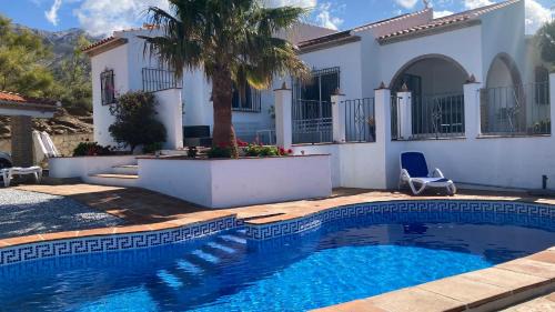 Canillas de Aceituno House | Bright Casa Soleada Holiday Villa with Oceanfront Pool