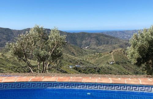 Canillas de Aceituno House | Bright Casa Soleada Holiday Villa with Oceanfront Pool