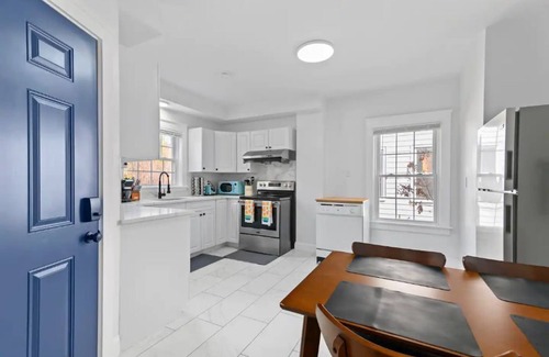 East Rock House | Casa Soleada: Family-Friendly Stay Near DT & Yale SOM