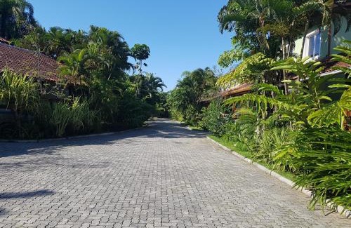 Camburi House | Serene Casa Amid Nature with Ocean View & Pool Access