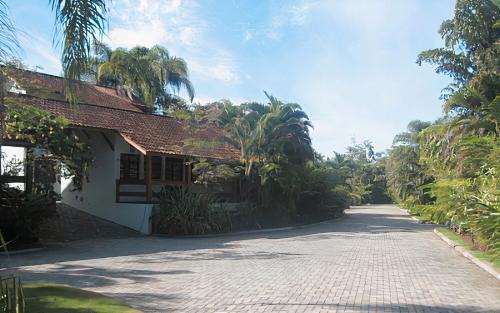 Camburi House | Serene Casa Amid Nature with Ocean View & Pool Access