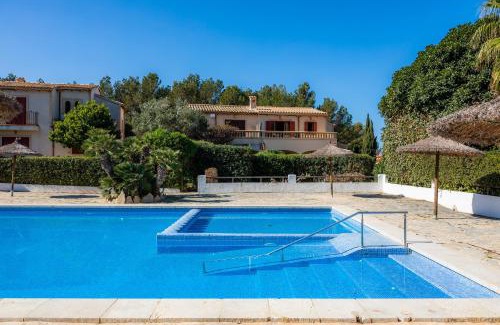 Betlem de Marina House | Elegant Casa Stevens: Family-Friendly with a Relaxing Pool