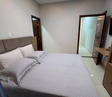 Vilhena House | Cozy Casa Suítes Beach: Family-Friendly with Pool & Pets