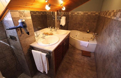 Navia de Suarna Hotel | Child-Friendly Getaway at Casa Suarna with Hot Tub
