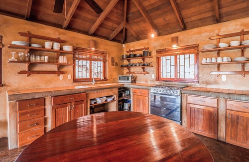 Paradise Bay House | Beachfront Oasis: Ocean View Home with Infinity Pool