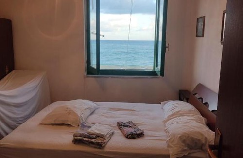 Vibo Marina Apartment | Seaside Retreat: Casa sul mare with Oceanfront Views