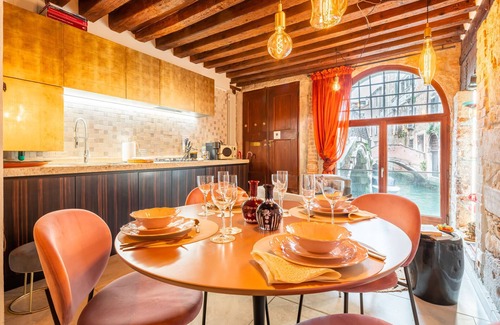 Cannaregio Apartment | Experience Casa sul Ponte del Cristo with Canal Views