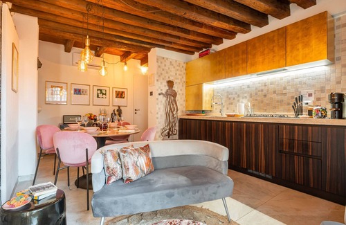 Cannaregio Apartment | Experience Casa sul Ponte del Cristo with Canal Views