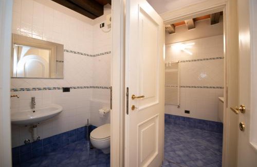 Desenzano del Garda City Centre Apartment | Discover Family-Friendly Comfort at Casa sul Porto Hotel