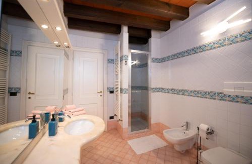 Desenzano del Garda City Centre Apartment | Discover Family-Friendly Comfort at Casa sul Porto Hotel