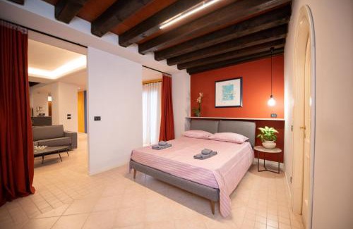 Desenzano del Garda City Centre Apartment | Discover Family-Friendly Comfort at Casa sul Porto Hotel