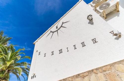 Media Luna Villa | Elegant Casa Sundial: 4-Star Poolside Retreat with Great Reviews