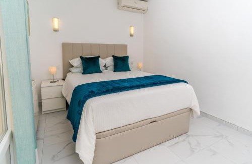 Media Luna Villa | Elegant Casa Sundial: 4-Star Poolside Retreat with Great Reviews