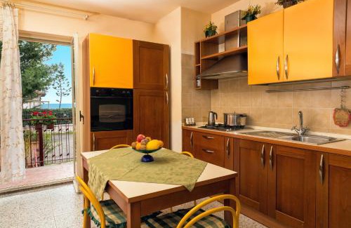 Fondachello Apartment | Pet-Friendly Casa Susanna with Ocean Views and High Ratings