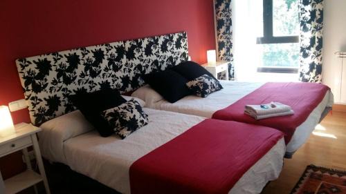 Larrasoana House | Charming Casa Tau: Pet-Friendly Retreat with Great Reviews