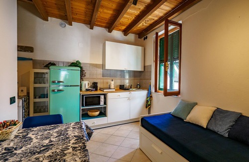 Vernazza Apartment | Casa Teresa: Exceptional Stay with AC and Balcony