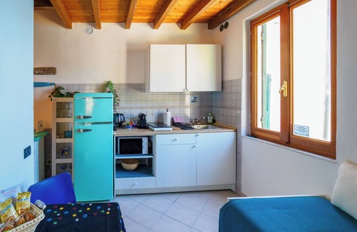 Vernazza Apartment | Casa Teresa: Exceptional Stay with AC and Balcony