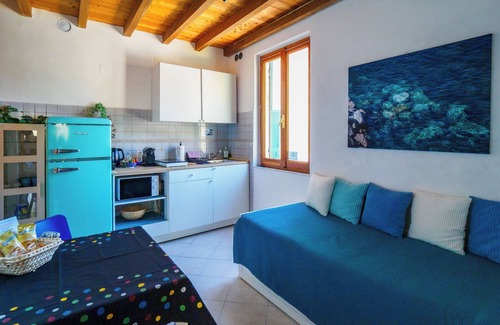 Vernazza Apartment | Casa Teresa: Exceptional Stay with AC and Balcony