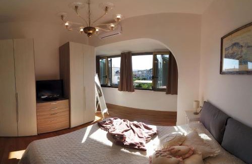 Bacoli Apartment | Cozy Casa Tilde Bacoli: Oceanfront Retreat with Breakfast