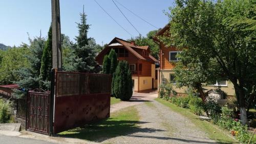 Cimpeni House | Budget-Friendly CASA TODEA: Top-Rated with Family Amenities