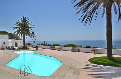 Portimao Bed & Breakfast | Experience Casa Três Palmeiras: Oceanfront Escape & Pool