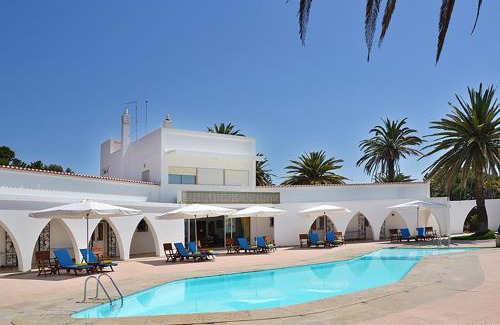 Portimao Bed & Breakfast | Experience Casa Três Palmeiras: Oceanfront Escape & Pool