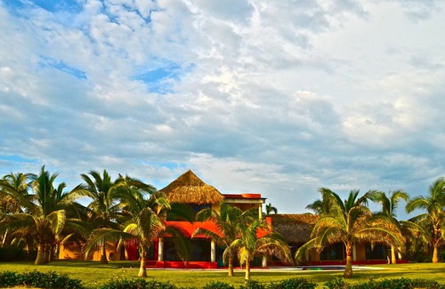 Barra de Colotepec Villa | Oceanfront Villa Casa Tres Azules with Private Pool & Dining