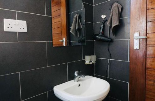 Msasani Apartment | Family-Friendly Casa with High Guest Ratings of 9/10