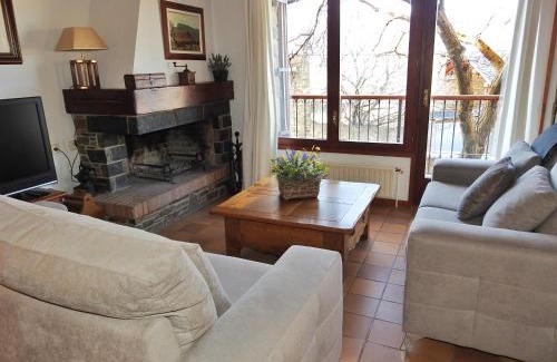Urtx Ski Chalet | Family-Friendly Casa Unifamiliar with Garden in Cerdanya