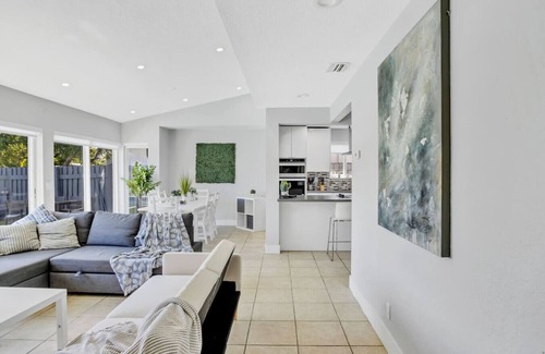 North Central Hollywood House | Casa Utopia Waterfront Pool 15 min to Beach