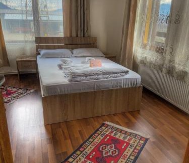 Giulesti House | Cozy Casa Vădeanu: Pet-Friendly Retreat with Great Reviews
